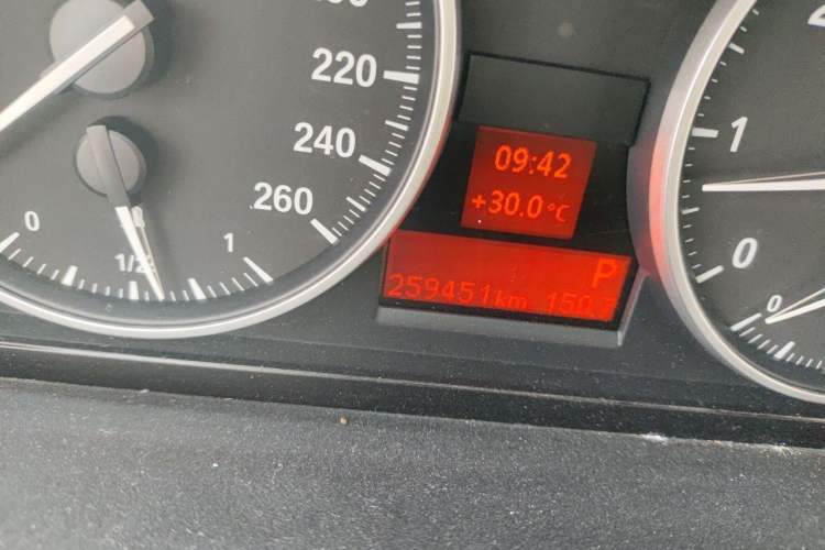 Used BMW 3 Series 2012 320i Luxury Edition Odometer Close Up