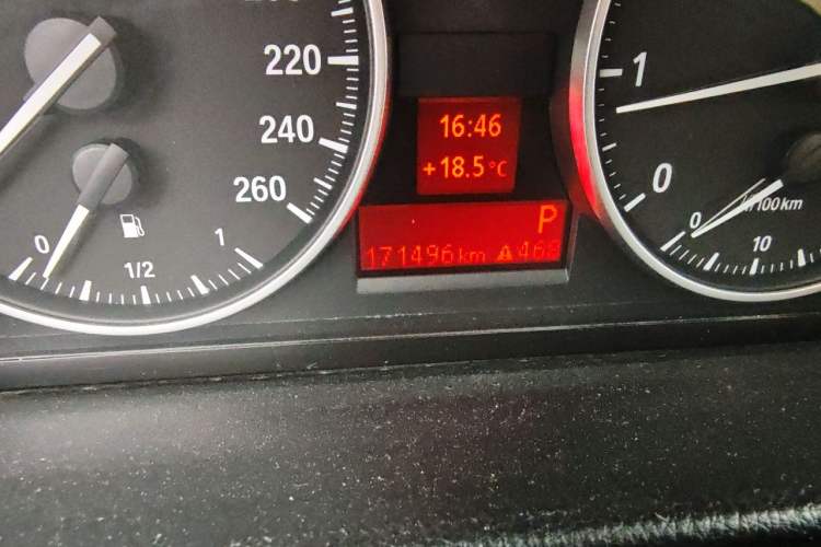 Used BMW 3 Series 2012 318i Leading Model Odometer Close Up