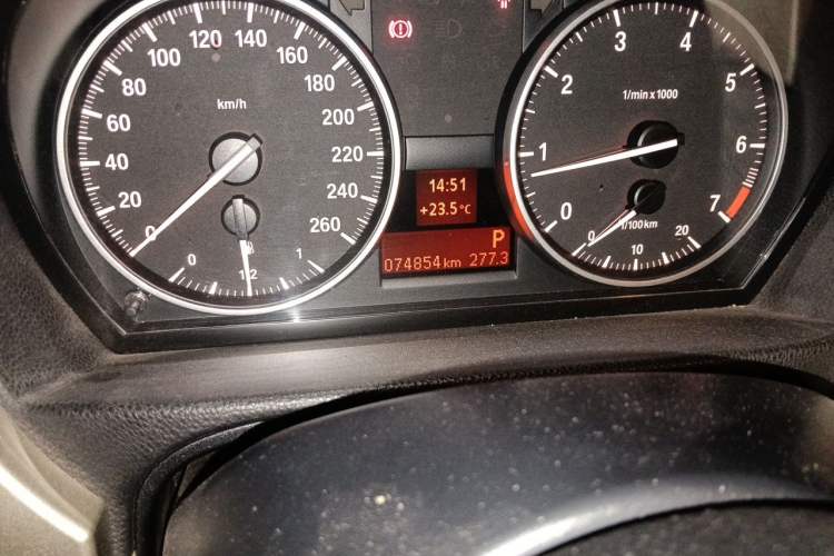 Used BMW 3 Series 2012 320i Luxury Edition Odometer Close Up