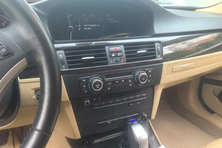 Used BMW 3 Series 2012 325i Luxury Edition Audio And AC Panel