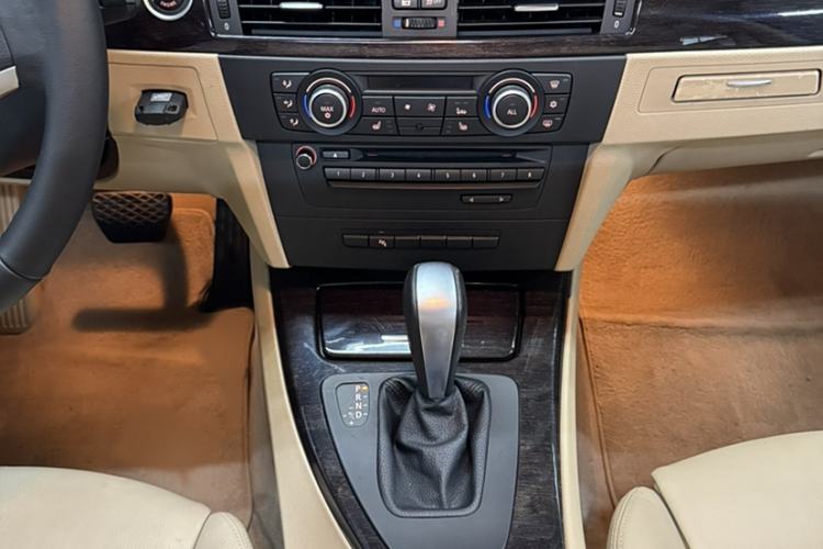 Used BMW 3 Series 2012 325i Luxury Edition Audio And AC Panel