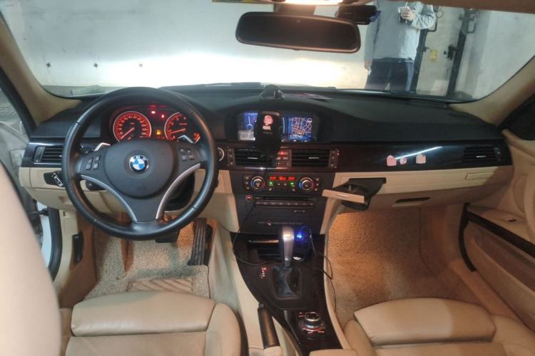 Used BMW 3 Series 2012 325i Luxury Edition Center Console