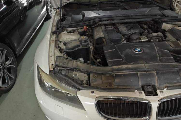 Used BMW 3 Series 2012 320i Sport Edition Engine Bay Right