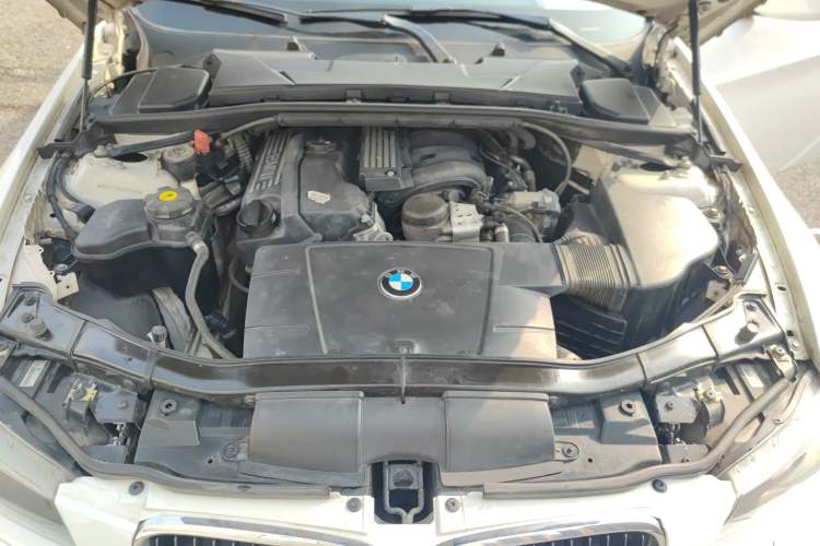 Used BMW 3 Series 2012 318i Leading Model Engine Bay