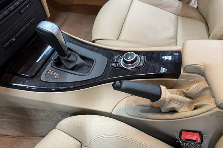 Used BMW 3 Series 2012 325i Luxury Edition Gear Lever