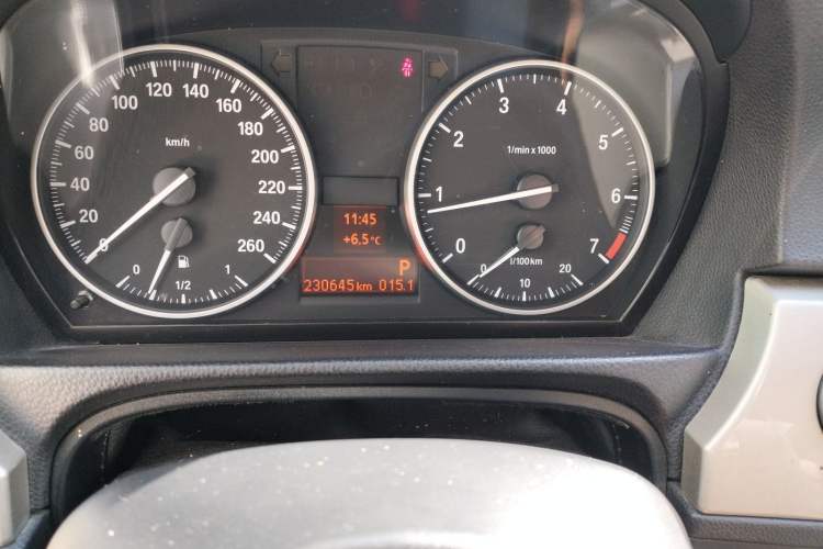 Used BMW 3 Series 2012 320i Luxury Edition Odometer Close Up