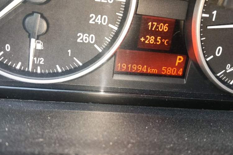 Used BMW 3 Series 2012 320i Sport Edition Odometer Close Up