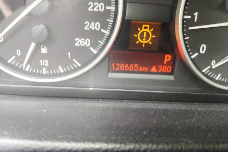 Used BMW 3 Series 2012 318i Leading Model Odometer Close Up