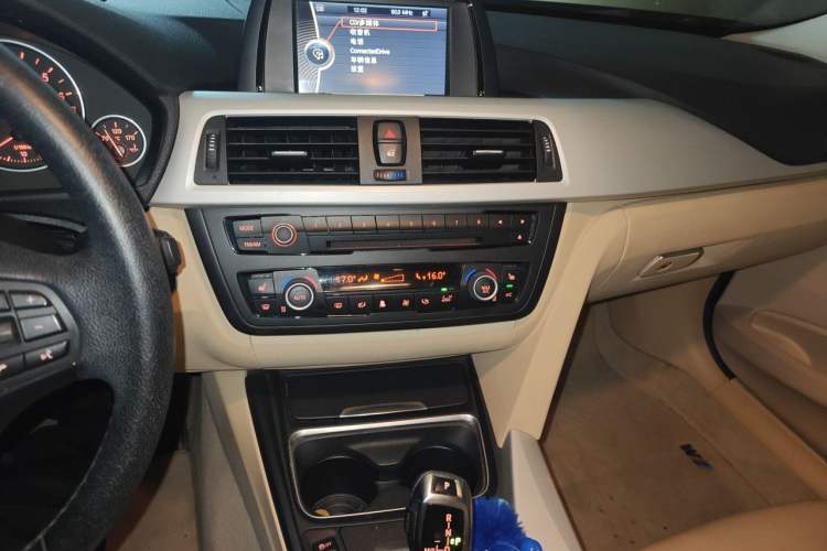 Used BMW 3 Series 2013 320i Sport Edition Audio And AC Panel