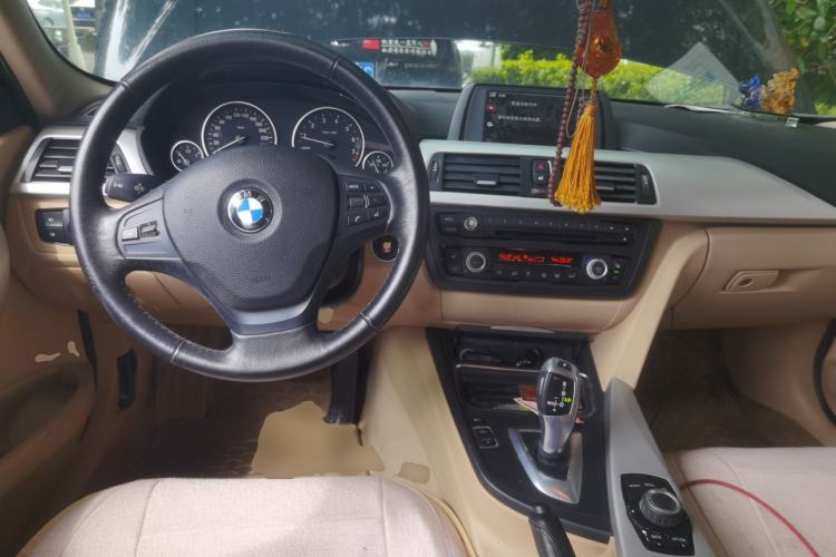 Used BMW 3 Series 2013 320i Sport Edition Center Console