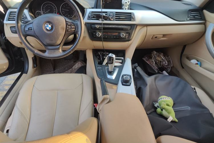 Used BMW 3 Series 2013 320i Sport Edition Center Console