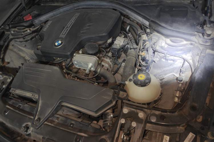Used BMW 3 Series 2013 320i Sport Edition Engine Bay Left