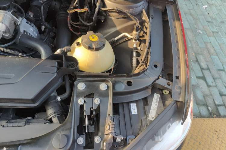Used BMW 3 Series 2013 320i Sport Edition Engine Bay Left