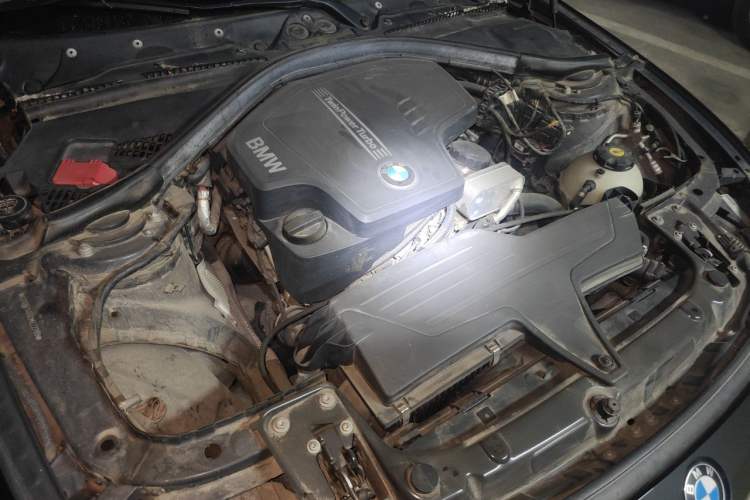 Used BMW 3 Series 2013 320i Sport Edition Engine Bay Right