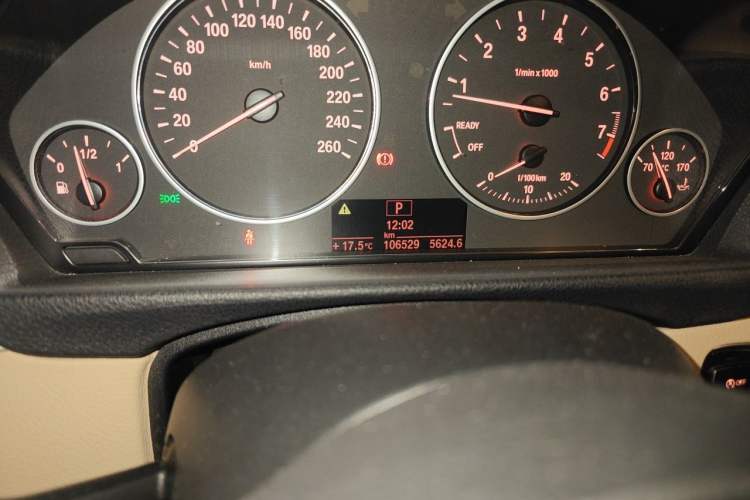 Used BMW 3 Series 2013 320i Sport Edition Odometer Close Up