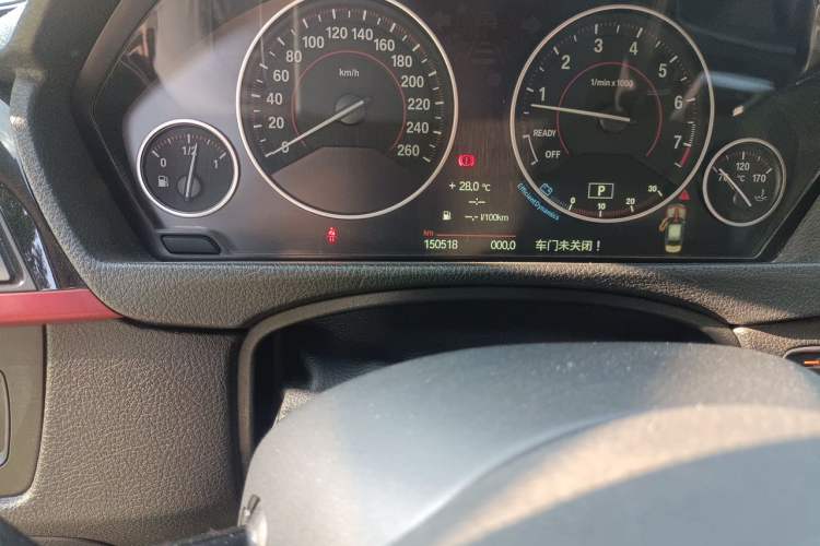 Used BMW 3 Series 2013 320i Sport Design Package Odometer Close Up