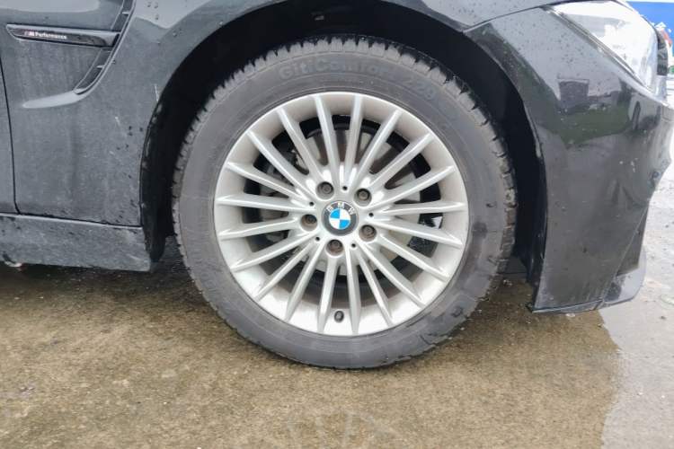 Used BMW 3 Series 2013 328Li Style Design Package Right Front Wheel Hub