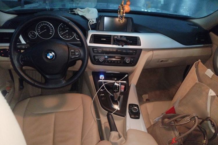 Used BMW 3 Series 2013 320i Sport Edition Center Console