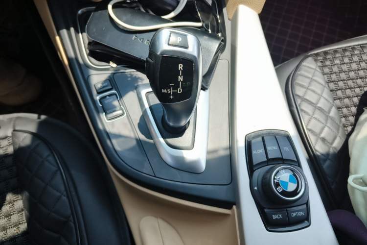 Used BMW 3 Series 2013 320i Sport Edition Gear Lever