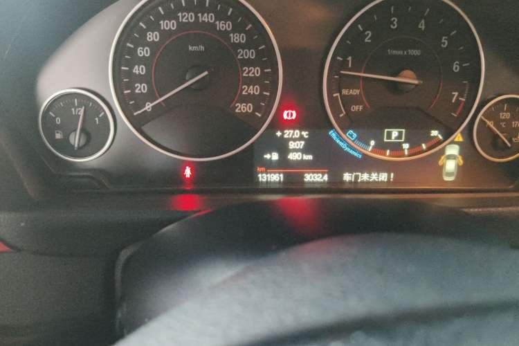 Used BMW 3 Series 2013 320i Sport Design Package Odometer Close Up