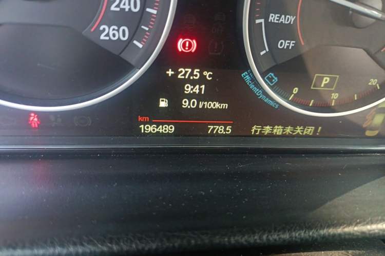 Used BMW 3 Series 2013 320i Sport Design Package Odometer Close Up