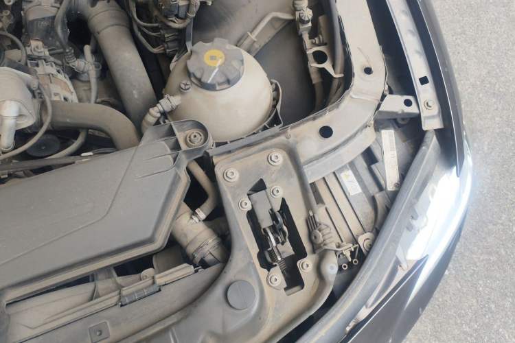 Used BMW 3 Series 2013 320i Sport Edition Engine Bay Left