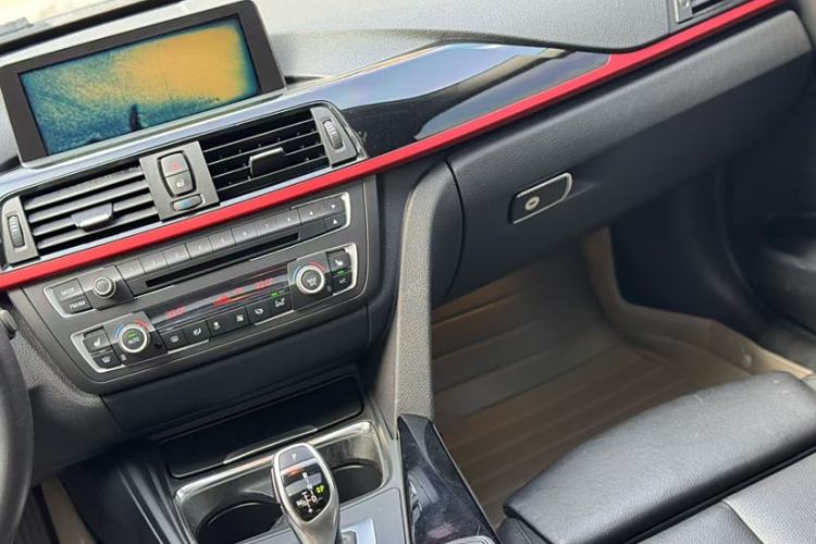 Used BMW 3 Series 2013 Restyled 320i Sport Design Package Interior 2