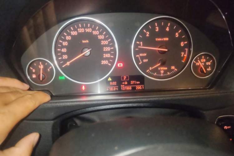 Used BMW 3 Series 2013 320i Sport Edition Odometer Close Up