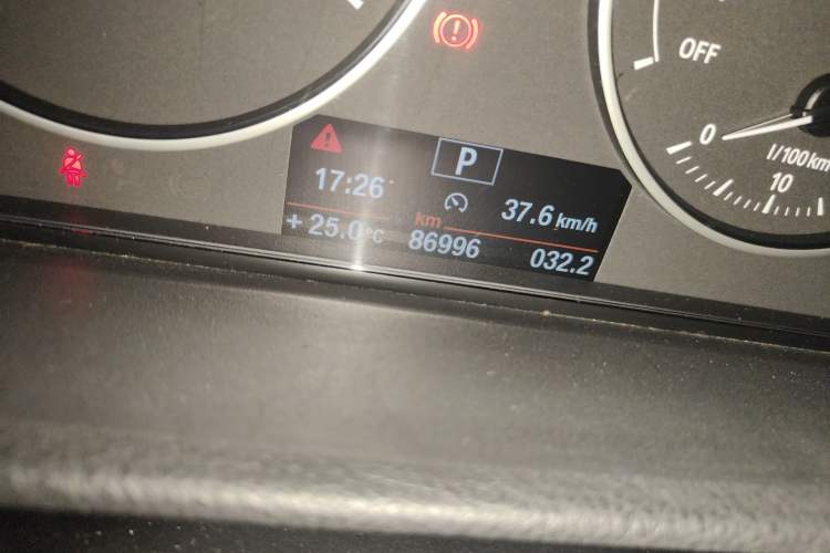 Used BMW 3 Series 2013 320Li Fashion Model Odometer Close Up