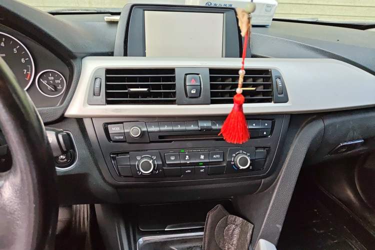 Used BMW 3 Series 2013 320i Active Edition Audio And AC Panel