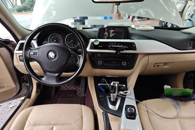 Used BMW 3 Series 2013 320i Sport Edition Center Console