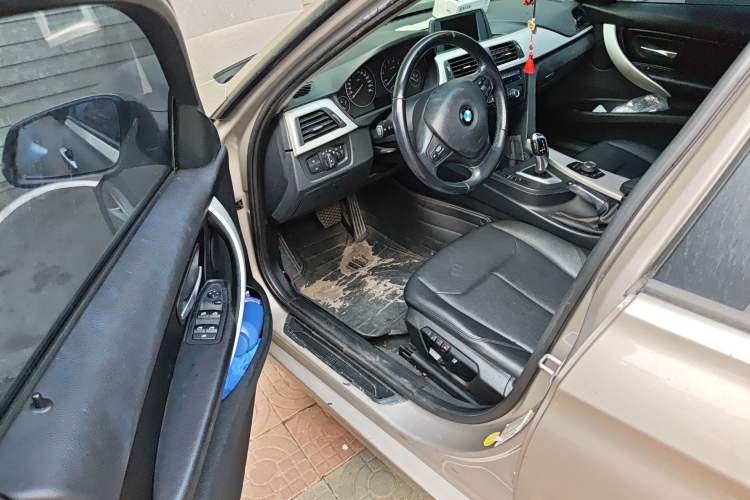 Used BMW 3 Series 2013 320i Active Edition Driver Seat