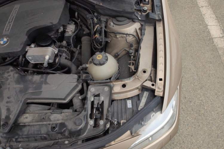 Used BMW 3 Series 2013 320i Sport Edition Engine Bay Left