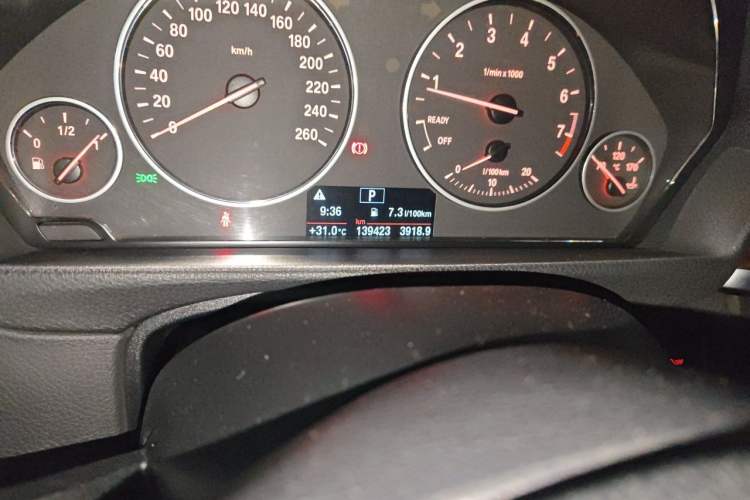Used BMW 3 Series 2013 320Li Fashion Model Odometer Close Up