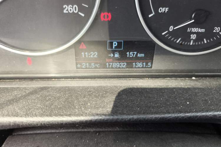 Used BMW 3 Series 2013 320i Sport Edition Odometer Close Up
