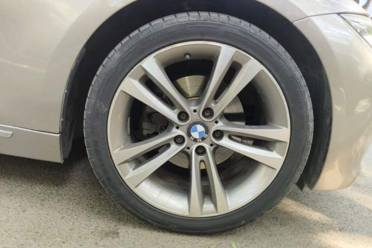Used BMW 3 Series 2013 320Li Luxury Design Package Right Front Wheel Hub