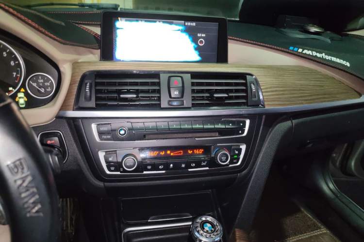 Used BMW 3 Series 2013 320Li Fashion Design Package Audio And AC Panel