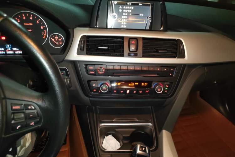 Used BMW 3 Series 2013 320i Sport Edition Audio And AC Panel