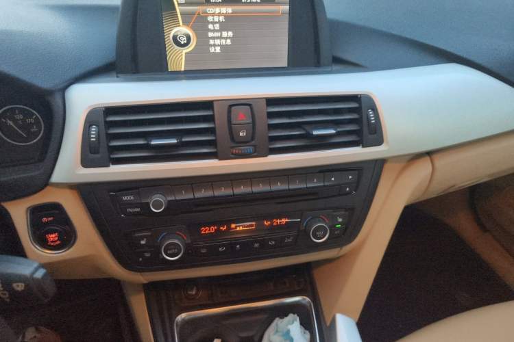 Used BMW 3 Series 2013 320i Sport Edition Audio And AC Panel