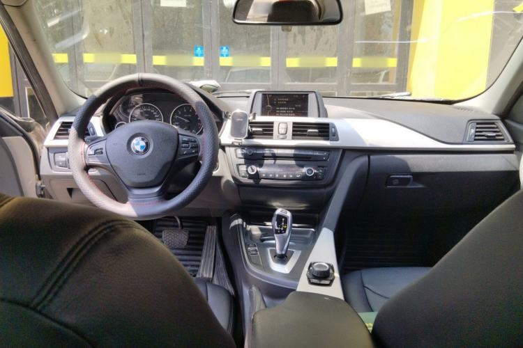 Used BMW 3 Series 2013 320i Sport Edition Center Console