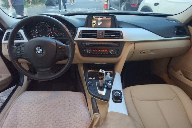 Used BMW 3 Series 2013 320i Sport Edition Center Console