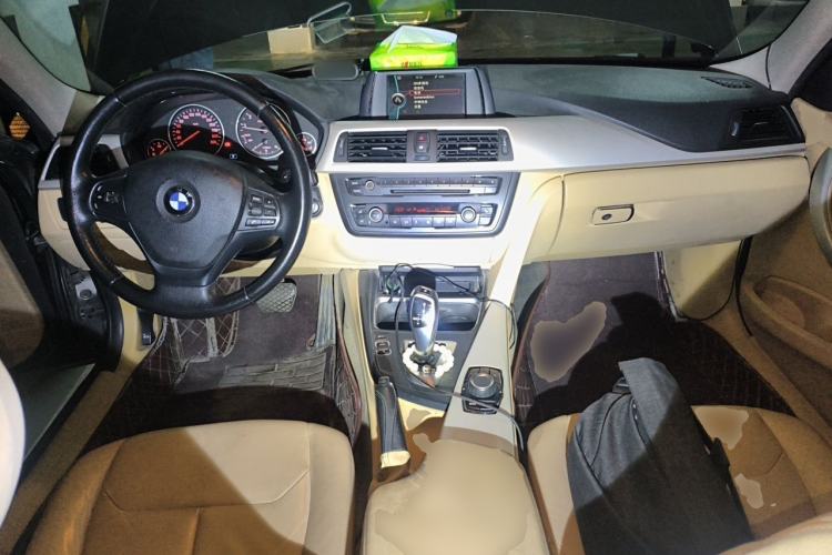 Used BMW 3 Series 2013 320i Sport Edition Center Console