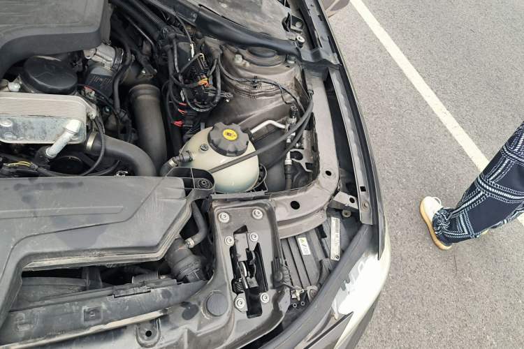 Used BMW 3 Series 2013 320i Sport Edition Engine Bay Left