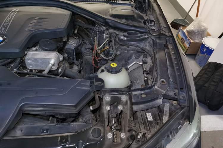 Used BMW 3 Series 2013 320i Sport Design Package Engine Bay Left