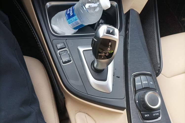 Used BMW 3 Series 2013 320i Active Edition Gear Lever