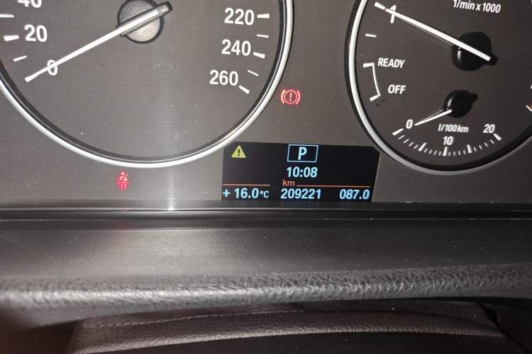Used BMW 3 Series 2013 320Li Fashion Model Odometer Close Up