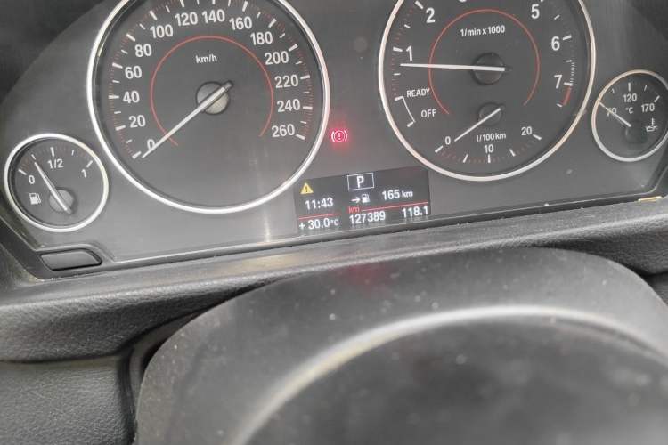 Used BMW 3 Series 2013 320Li Fashion Model Odometer Close Up