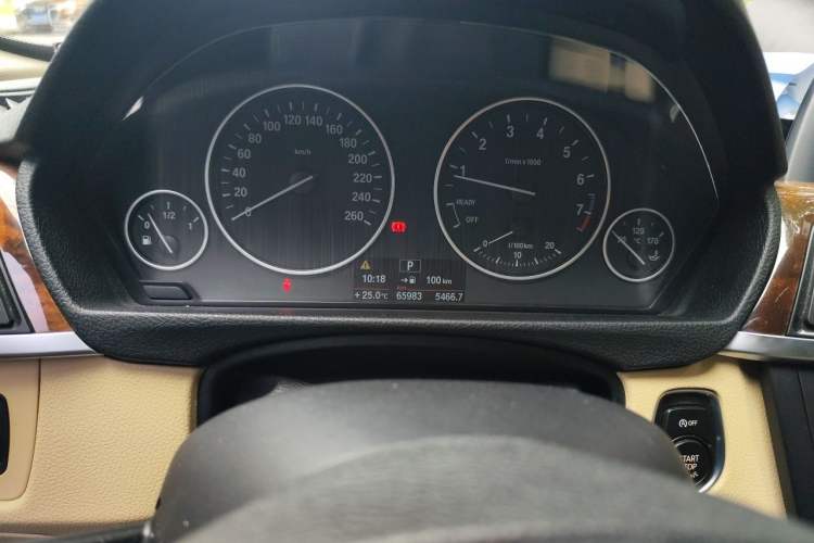Used BMW 3 Series 2013 320Li Fashion Model Odometer Close Up