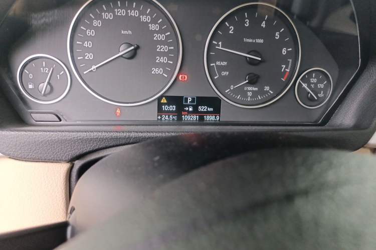 Used BMW 3 Series 2013 320Li Fashion Model Odometer Close Up