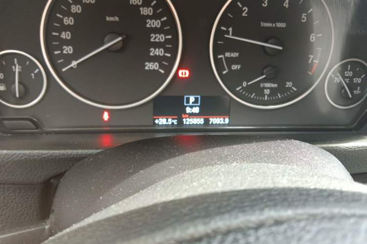 Used BMW 3 Series 2013 320Li Fashion Model Odometer Close Up